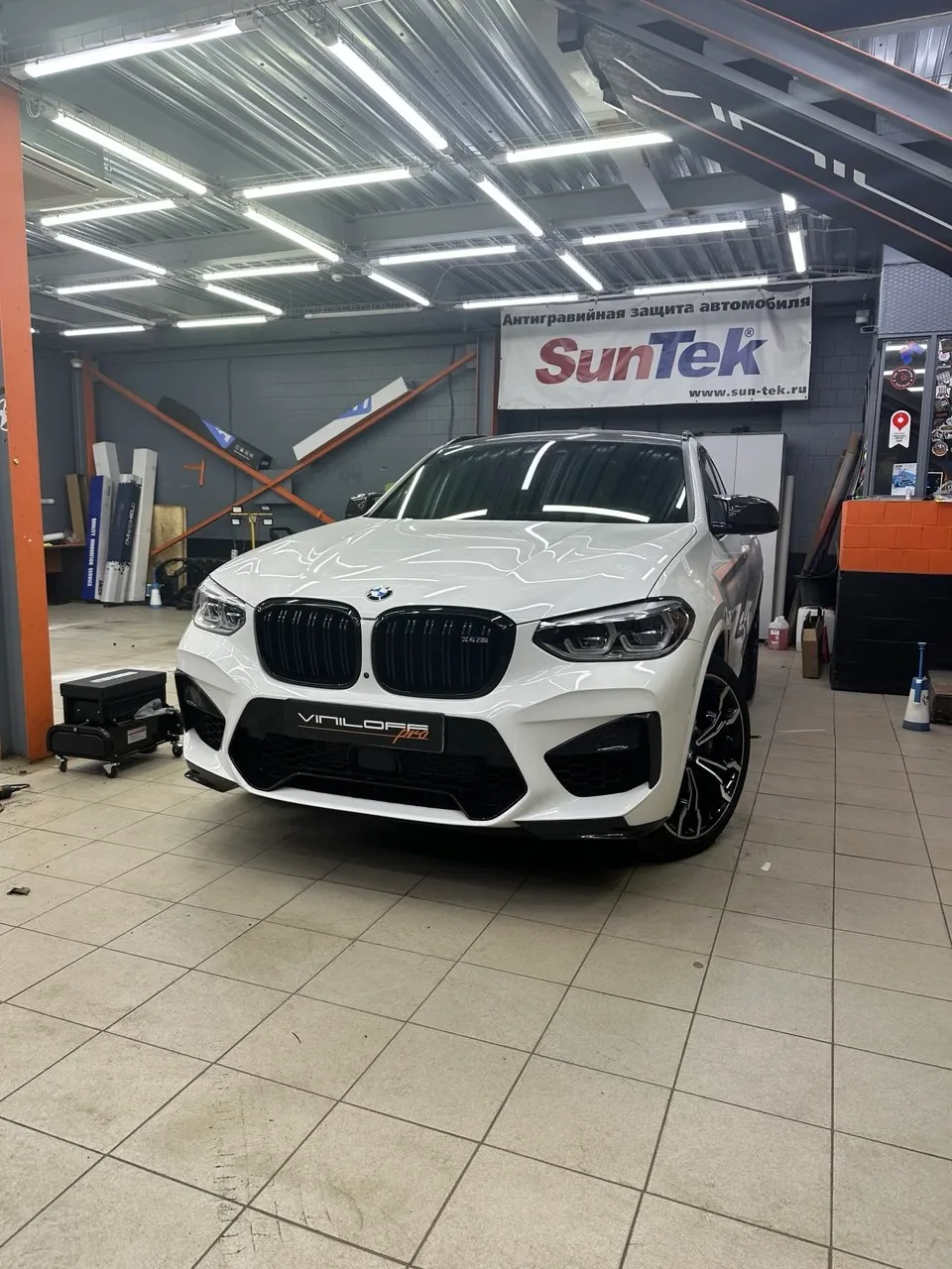 BMW X4M до трансформации: исходный белый кузов